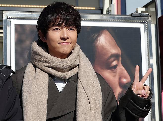 (서울=뉴스1) 김진환 기자 = 배우 송중기가 24일 오전 서울 중구 프레스센터 앞 광장에서 열린 영화 ‘보고타 : 마지막 기회의 땅' 깜짝 이벤트에 참석해 포즈를 취하고 있다. 2024.12.24/뉴스1  Copyright (C) 뉴스1. All rights reserved. 무단 전재 및 재배포,  AI학습 이용 금지. /사진=(서울=뉴스1) 김진환 기자