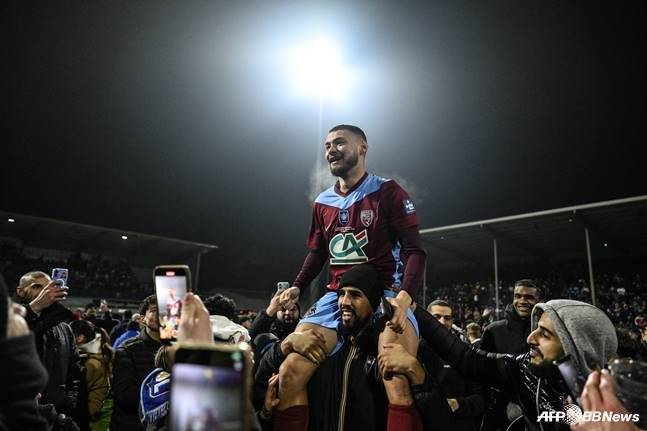 올림피크 리옹과 경기 후 기념 사진을 찍는 부르고앙 잘리외 선수. /AFPBBNews=뉴스1