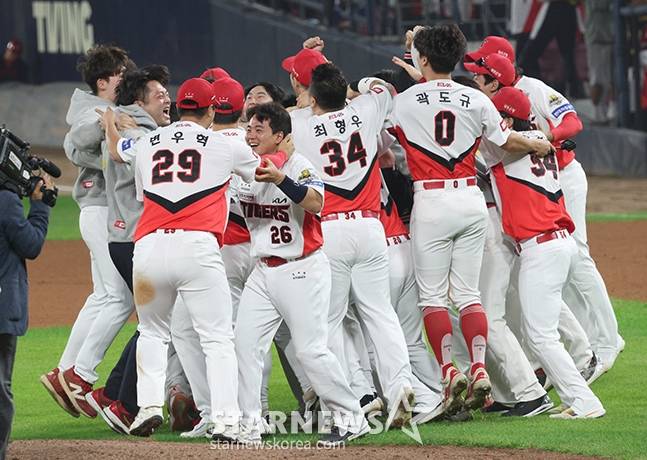 '2024 KBO 포스트시즌 한국시리즈 5차전' KIA-삼성전이 28일 광주-기아챔피언스필드에서 열렸다.  KIA가 5차전 삼성에 승리히며 4승 1패로 한국시리즈 우승을 차지했다. 선수들이 마운드에 모여 기쁨을 나누고 있다. /사진=김진경 대기자