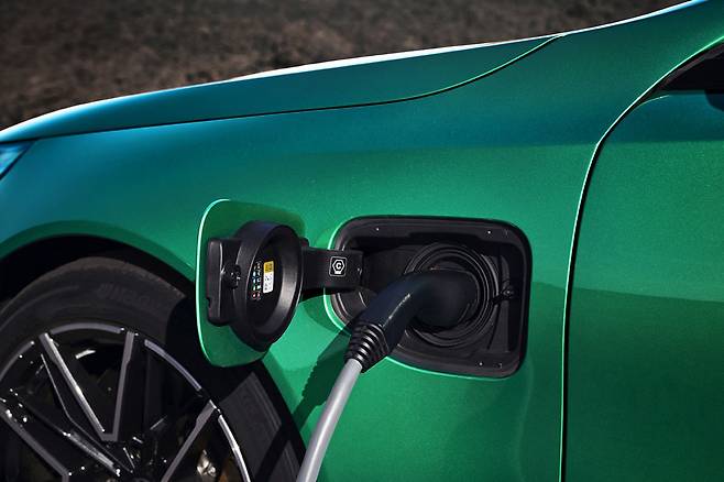 BMW 뉴 M5 충전구