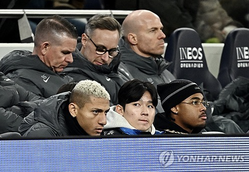 K리그1 MVP 후보까지 오르며 많은 기대를 안고 토트넘 홋스퍼에 입단한 양민혁의 데뷔전이 차일피일 미뤄지고 있다.&nbsp;  일각에선 1군 팀이 아닌 21세 이하 팀에서 적응기를 거칠 거란 전망도 등장했다. K리그에서 프리미어리그로 직행했던 한 선배의 행보와는 거리감이 느껴찌나는 아쉬운 대목이다.&nbsp;연합뉴스