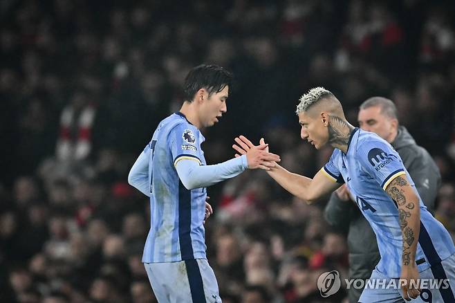 교체되는 손흥민 [AFP=연합뉴스]