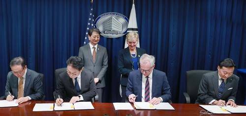 한미 원자력 수출 및 협력 원칙에 관한 기관 간 약정 서명식 (서울=연합뉴스) 안덕근 산업통상자원부 장관과 제니퍼 그랜홈 미국 에너지부 장관이 지켜보는 가운데 양국 정부 관계자들이 한미 원자력 수출 및 협력 원칙에 관한 기관 간 약정에 서명하고 있다. 2025.1.9 [산업통상자원부 제공. 재판매 및 DB 금지]
photo@yna.co.kr
(끝