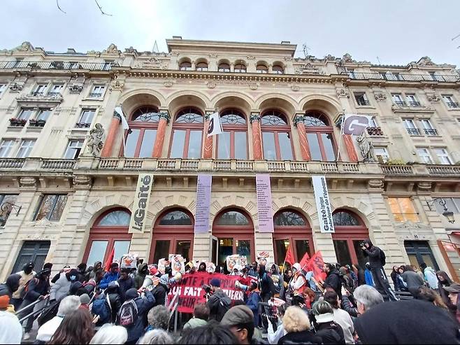 프랑스 극장 점거 중 거주지 요구하는 이주민들. [프랑스 주거권 옹호 시민단체 CAD 엑스(X·옛 트위터) 캡처. 재판매 및 DB 금지]