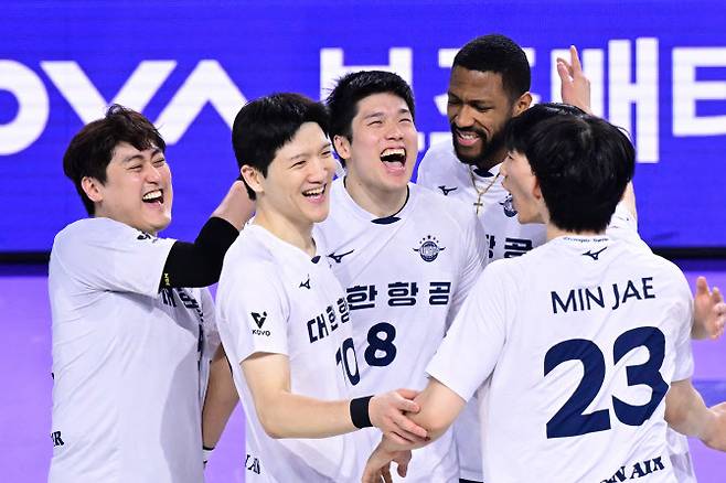 대한항공 선수들이 한국전력을 상대로 승리를 거둔 뒤 기뻐하고 있다. 사진=KOVO
