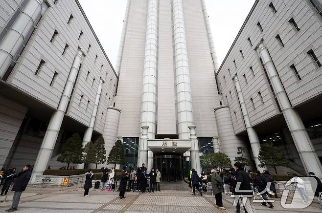 윤석열 대통령이 체포적부심사에 불출석한 16일 오후 서울 서초구 서울중앙지방법원에서 취재진이 대기하고 있다. 2025.01.16/뉴스1 ⓒ News1 김명섭 기자
