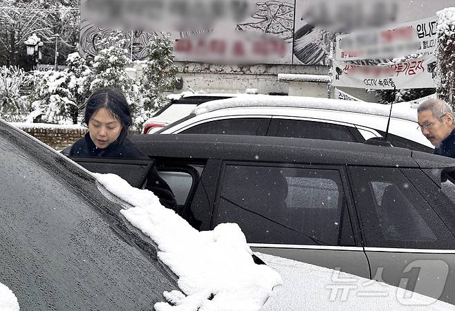 홍상수 감독(64)과 연인 사이인 배우 김민희(42)가 임신한 것으로 알려졌다. 사진은 임신 초기인 지난해 11월 27일 눈이 내리던 날 경기도 양평 인근 식당을 찾은 홍상수 감독과 김민희. (뉴스1`DB)2025.1.17/뉴스1 ⓒ News1 박혜성 기자
