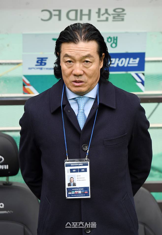울산 김판곤 감독이 서울월드컵경기장에서 열린 2024 하나은행 코리아컵 포항과 결승전에 앞서 그라운드를 바라보고 있다. 상암 | 박진업 기자 upandup@sportsseoul.com