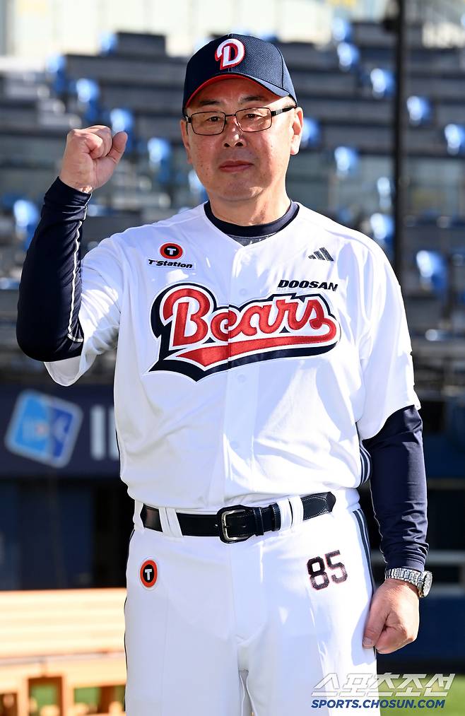 2025 두산베어스 창단기념식이 15일 잠실야구장에서 열렸다. 니무라 토오루 2군 총괄코치가 포즈를 취하고 있다. 잠실=허상욱 기자 wook@sportschosun.com/2025.01.15/