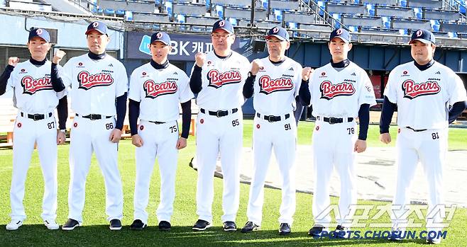 2025 두산베어스 창단기념식이 15일 잠실야구장에서 열렸다. 왼쪽부터 김재현, 조중근, 임재현, 니무라 토오루, 오노 카즈요시, 서예일, 박석민 코치가 포즈를 취하고 있다. 잠실=허상욱 기자 wook@sportschosun.com/2025.01.15/