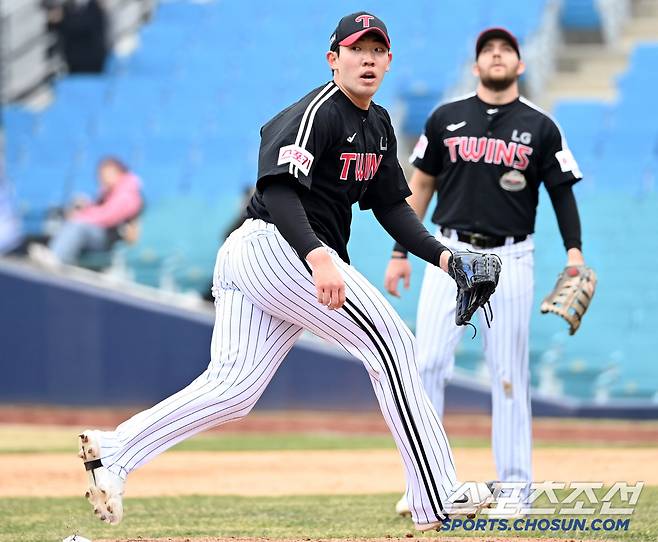 11일 대구삼성라이온즈파크에서 열린 KBO리그 시범경기 LG와 삼성의 경기, 4회말 무사 1루 LG 진우영이 삼성 강민호의 내야 플라이를 잡으려다 피하고 있다. 대구=허상욱 기자wook@sportschosun.com/2024.03.11/