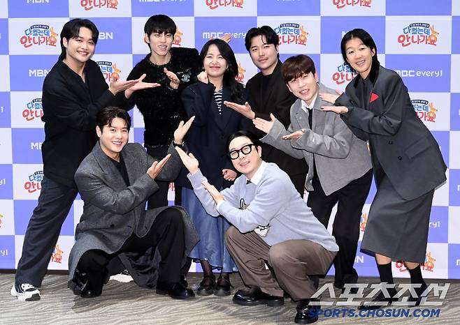 17일 서울 상암동 스탠포드 호텔에서 열린 MBC에브리원·MBN '다 컸는데 안 나가요'의 제작발표회, 왼쪽부터 황성재, 장동우, 전민경 PD, 지조, 남창희, 홍진경, 하하, 신정윤이 포토타임을 갖고 있다. 허상욱 기자 wook@sportschosun.com/2025.01.17/