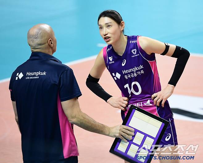 7일 장충체육관에서 배구 V리그 여자부 GS칼텍스와 흥국생명의 경기가 열렸다. 아본단자 감독과 대화를 나누는 흥국생명 김연경. 장충=송정헌 기자songs@sportschosun.com/2025.01.07/