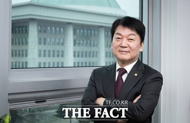 안철수 국민의힘 의원이 16일 오전 서울 여의도 국회에서 <더팩트>와 인터뷰에 앞서 포즈를 취하고 있다. /국회=박헌우 기자