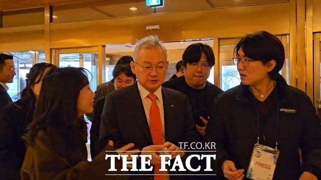 17일 투자은행업계에 따르면 정영채 전 NH투자증권 사장이 메리츠증권에 합류할 예정이다. 사진은 정영채 전 사장(가운데)이 지난해 1월 3일 서울 중구 소공동 롯데호텔에서 열린 '2024 범금융 신년인사회'에 참석하면서 취재진의 질문을 받는 모습. /이선영 기자