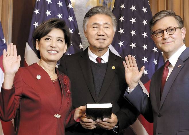 남편·하원의장과 취임 선서하는 영 김 의원 - 지난 3일 미국 워싱턴 DC 의사당에서 영 김(왼쪽) 하원 의원이 배우자 찰스 김(가운데), 마이크 존슨(오른쪽) 하원의장과 함께 취임 선서를 하고 있다. /AP 연합뉴스