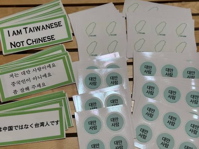 한 대만인 네티즌이 여행갈때마다 캐리어에 붙인다며 공개한 스티커 사진. 스티커에 중국인이 아니라 대만인임을 강조하는 내용이 각각 영어, 한국어, 일본어로 적혀 있다. /스레드