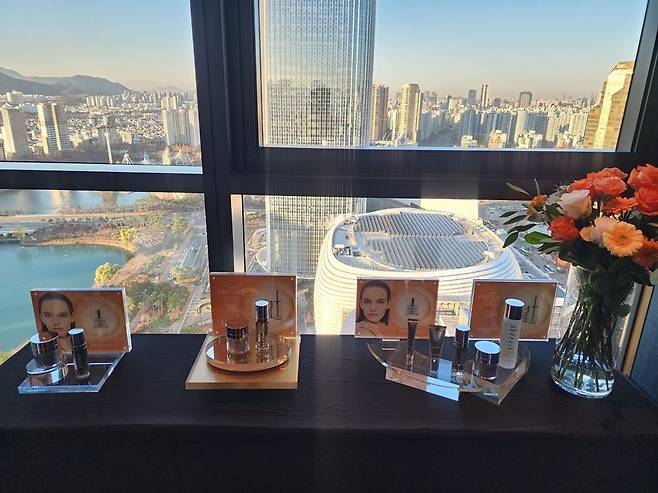 엘리자베스아덴 뉴욕 본사 담당자들이 참석한 버추얼 미팅 현장