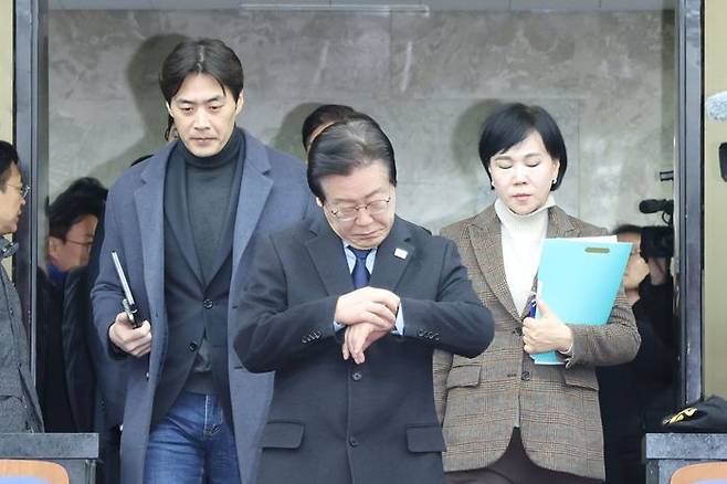 이재명 더불어민주당 대표가 지난 15일 오전 국회에서 열린 비상의원총회에 참석하며 시간을 확인하고 있다. ⓒ뉴시스