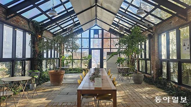 예술 서적 등이 비치된 F1963 내 유리 온실. 부산=김선미 기자 kimsunmi@donga.com