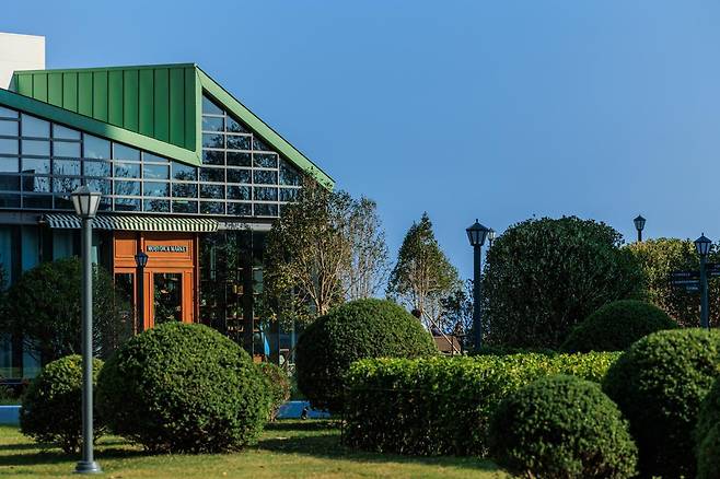 부산 기장군 ‘빌라쥬 드 아난티’의 정원. 에이치이에이(HEA) 제공