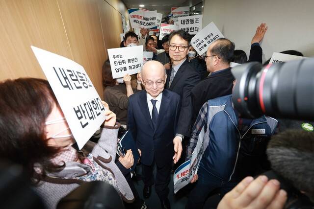 전국공무원노동조합과 전국장애인차별철폐연대 소속 회원들이 13일 오후 서울 중구 인권위에서 열린 국가인권위원회 전원위원회에 참석하려는 안창호 국가인권위원장을 막고 있다. 연합뉴스