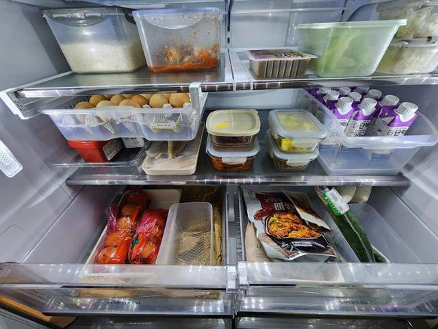 유튜브 채널 '장끼남' 운영자 김진선씨의 냉장고 내부. 그는 "낭비되는 식재료를 없애기 위해 분기별로 냉장고 대청소를 한다"며 "물 200ml에 구연산 한 스푼을 넣어 닦는다"고 설명했다. 구연산수를 만들 때는 장갑을 착용하고 만드는 게 좋다. 김진선씨 제공