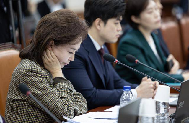 김민전 국민의힘 의원이 17일 국회에서 열린 교육위원회 AI 디지털교과서 검증 청문회에서 생각에 잠겨있다. 뉴스1