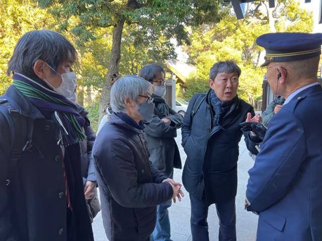 야스쿠니신사 한국인 무단 합사 취소 소송을 도운 변호사들과 민족문제연구소 관계자가 17일 일본 도쿄 야스쿠니신사를 찾아 '합사 철회'를 요구하기 위해 경비원에게 관계자 면담을 요구하고 있다. 신사 측은 만남을 거부했다. 민족문제연구소 제공