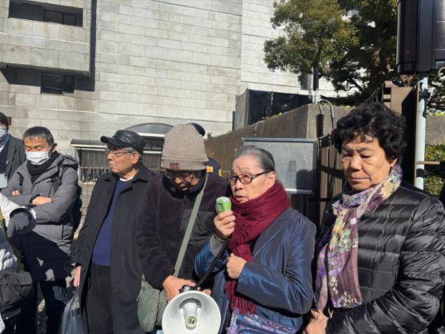 일본 정부를 상대로 야스쿠니신사 한국인 무단 합사 취소 소송을 낸 원고 박남순(맨 오른쪽)씨와 박씨 소송을 도운 이희자(오른쪽 두 번째) 태평양전쟁피해자보상추진협의회 공동대표가 17일 일본 도쿄 최고재판소 앞에서 원고패소 판결를 받아든 뒤 최고재판소를 규탄하고 있다. 도쿄=류호 특파원