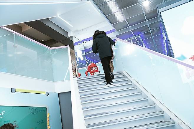 ▲ 어딘가 슬픈 말들을 뒤로하고 2층으로 올라갑니다