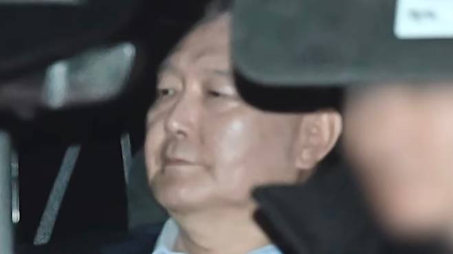 내란 우두머리 혐의로 체포된 윤석열 대통령이 15일 오후 경기 과천 고위공직자범죄수사처(공수처)에서 조사를 마친 후 차량을 타고 서울구치소로 이동하고 있는 모습 (SBS 캡처)