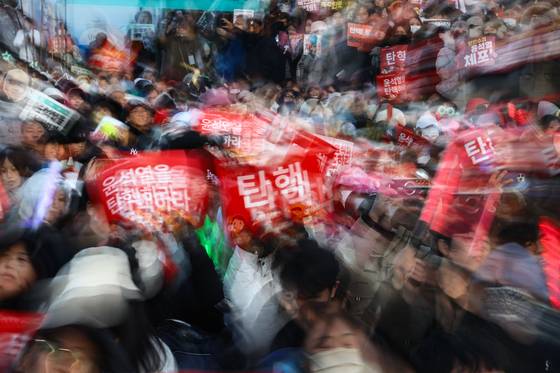 윤석열 대통령 탄핵안 표결이 진행된 지난달 14일 오후 서울 여의도 국회의사당 인근에서 시민들이 집회를 하고 있다. 김종호 기자