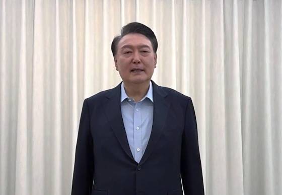 윤석열 대통령이 15일 오전 서울 용산구 한남동 관저에서 체포영장 집행 직전 대국민 담화를 발표하고 있다. 뉴스1