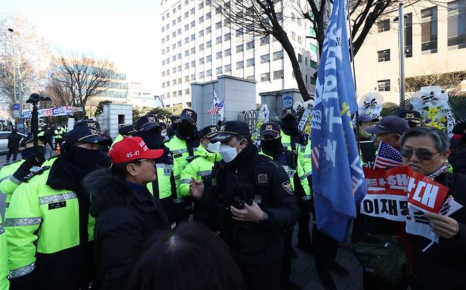 고위공직자범죄수사처(공수처)의 윤석열 대통령에 대한 구속영장 청구가 예상되는 17일 오후 서울 마포구 서울서부지방법원 앞에서 윤 대통령 지지자들과 경찰들이 대치하고 있다. / 사진=김범준 기자