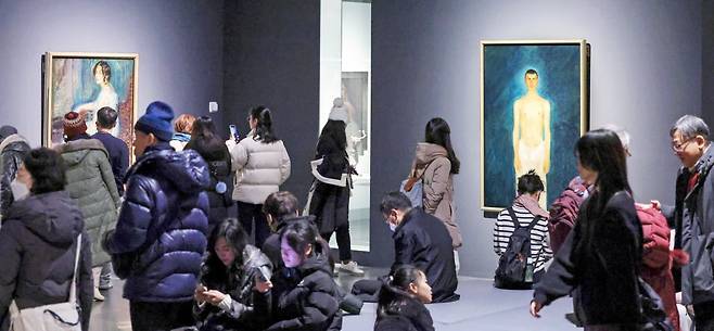 9일 시민들이 서울 용산구 국립중앙박물관에서 열리고 있는 '비엔나 1900, 꿈꾸는 예술가들' 전시를 관람하고 있다. /한경DB