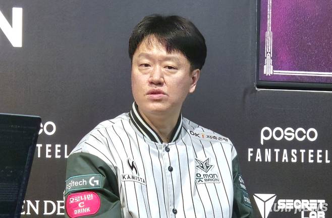 최우범 OK저축은행 브리온 감독이 17일 서울 종로구 롤파크 LCK 아레나에서 열린 ‘2025 LCK컵’ 농심 레드포스와 경기 후 기자회견에 임하고 있다. 김영건 기자