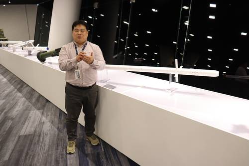 임윤빈 LIG넥스원 유도무기개발단 발사체계2팀장이 비궁 미사일 실물크기 모형 앞에 서서 설명하고 있다. [LIG넥스원]