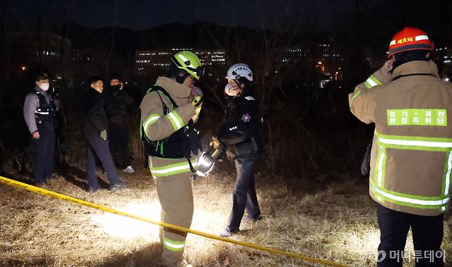 (과천=뉴스1) 김명섭 기자 = 윤석열 대통령에 대한 체포영장이 집행된 15일 오후 고위공직자범죄수사처(공수처)가 있는 경기 과천시 정부과천청사 부근에서 남성 1명이 분신해 경찰과 소방이 현장조사를 하고 있다. 2025.1.15/뉴스1  Copyright (C) 뉴스1. All rights reserved. 무단 전재 및 재배포,  AI학습 이용 금지. /사진=(과천=뉴스1) 김명섭 기자
