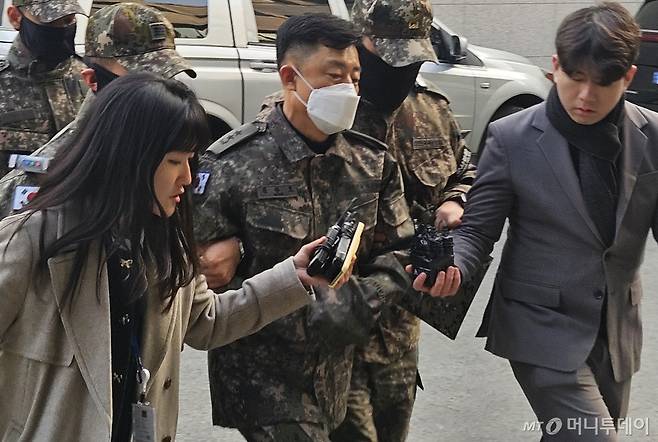 [서울=뉴시스] 계엄을 사전에 모의한 혐의를 받는 문상호 정보사령관이 20일 오후 서울 중앙지역군사법원에서 열린 영장실질심사에 출석하고 있다. 2024.12.20./사진=뉴시스