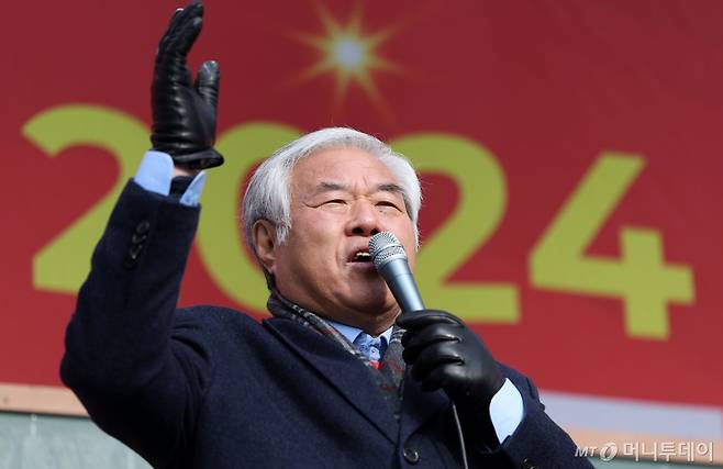 [서울=뉴시스] 홍효식 기자 = 성탄절인 25일 서울 중구 세종대로 일대에서 사랑제일교회 주최로 열린 성탄 축하 예배에서 전광훈 목사가 연설하고 있다. 2024.12.25. yesphoto@newsis.com /사진=홍효식