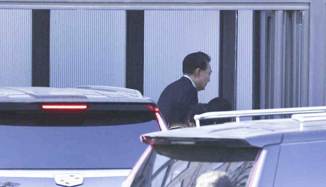 윤석열 대통령이 체포되자 북한이 한국 정세에 대해 보도했다. 사진은 체포되는 윤석열의 모습./사진=뉴스1