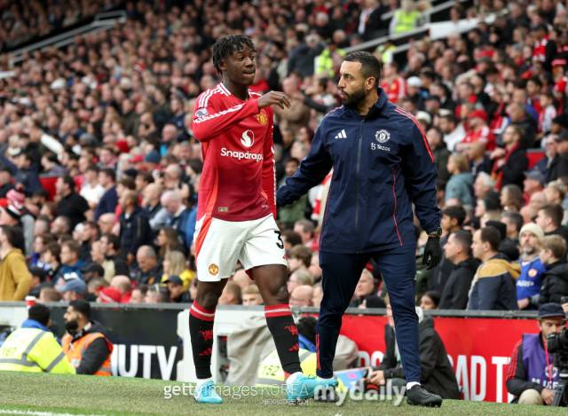 맨유의 19살 미드필더인 마이누는 아모림 감독이 '팀의 보석'이라고 부를 정도이다. 아모림 감독은 주급 20만 파운드를 받기위해서는 자격을 보여달라고 요구하고 있다./게티이미지코리아