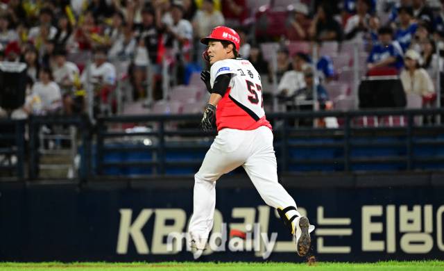 2024년 9월 24일 광주기아챔피언스필드에서 '2024 신한 SOL Bank KBO리그, 삼성 라이온즈와 KIA 타이거즈의 경기가 열렸다. KIA 고종욱이 1회말 2사 1.3루서 3루수 땅볼을 친 뒤 전력 질주하고 있다./광주=유진형 기자 zolong@mydaily.co.kr