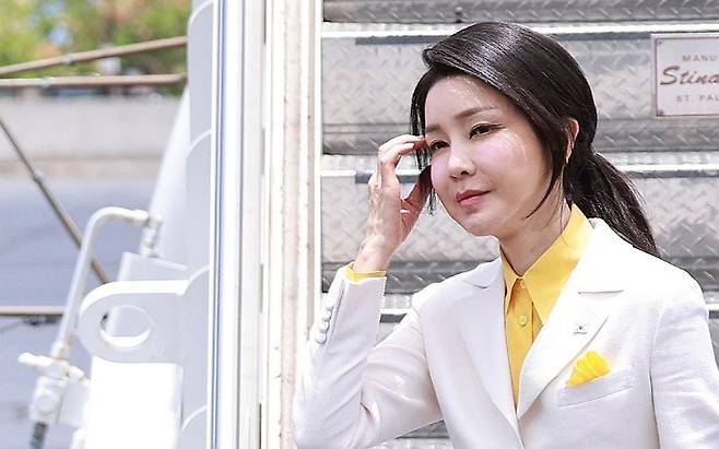 지난해 7월 윤석열 대통령과 함께 하와이를 방문한 김건희 여사가 미국 하와이 히캄 공군기지에 도착해 공군 1호기에서 내린 뒤 하와이 주지사 부부 등 영접 인사를 만나기 위해 이동하고 있다. [연합]