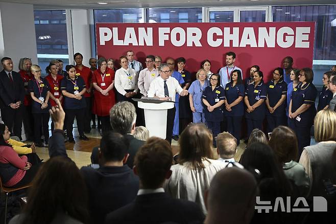 [런던=AP/뉴시스]키어 스타머 영국총리가 6일(현지시각) 기자회견에서 의료개혁 정책에 대해 설명하고 있다. 일론 머스크의 스타머 총리 공격이 이날 기자회견을 지배하면서 정부의 야심적 정책 홍보가 엉망이 됐다. 영국 정부는 16일 머스크 압박에 굴복해 "그루밍 갱" 사건을 재조사하겠다고 밝혔다. 2025.1.17.