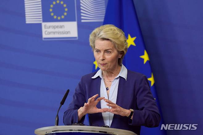 [브뤼셀=AP/뉴시스] 유럽연합(EU) 행정부 수반인 우르줄라 폰데어라이엔 집행위원장. 그는 20일(현지 시간) 도널드 트럼프 미국 대통령 당선인 취임식에 초청받지 못했다. 2025.01.17.