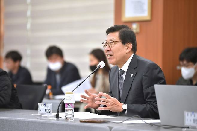 [세종=뉴시스] 박형준 부산시장이 지난 21일 부산시청에서 교육부 출입기자단과 가진 지역혁신 중심 대학지원체계(RISE) 관련 간담회에서 발언하고 있다. 부산은 올해 라이즈 사업 시범 지역으로 선정된 7개 시도 중 한 곳이다. (사진=교육부 제공). 2023.03.22. photo@newsiscom  *재판매 및 DB 금지