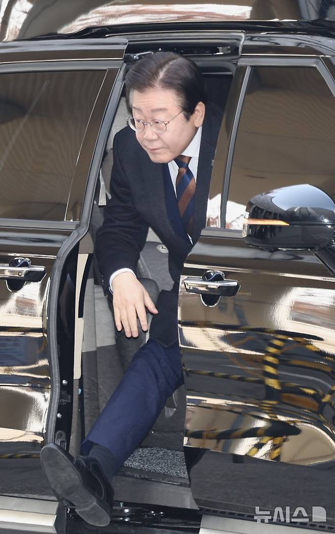 [서울=뉴시스] 김명년 기자 = 이재명 더불어민주당 대표가 17일 오전 서울 서초구 중앙지방법원에서 열린 '대장동 배임 및 성남FC 뇌물 의혹' 64차 공판에 출석하고 있다. 2025.01.17. kmn@newsis.com