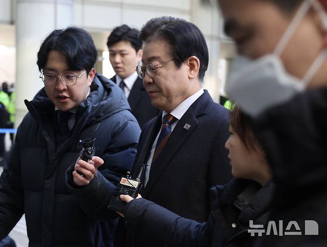 [서울=뉴시스] 김명년 기자 = 이재명 더불어민주당 대표가 17일 오전 서울 서초구 중앙지방법원에서 열린 '대장동 배임 및 성남FC 뇌물 의혹' 64차 공판에 출석하고 있다. 2025.01.17. kmn@newsis.com